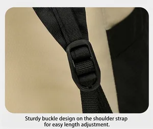 Dettaglio della fibbia in plastica resistente e spalla in nylon regolabile dello zaino