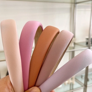 Fünf bonbonfarbene Schwammhaarbänder mit weichem Textilstoff im minimalistischen Retro-Stil