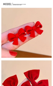 Détail des barrettes nœuds en velours rouge avec pinces crocodile en métal noir