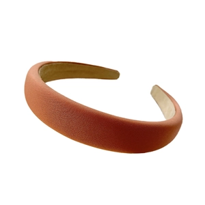 Gepolstertes orangefarbenes Stoffstirnband mit weichem Innenfutter und Retro-Design