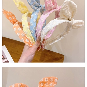 Détail de serre-têtes oreilles de lapin brodés avec de délicats motifs floraux