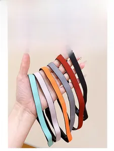 Détails des bandeaux de sport antidérapants en six couleurs tenus à la main par le mannequin