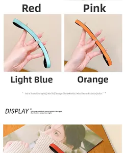 Gros plan de bandeaux de sport élastiques fins bleu clair et orange avec texture tressée