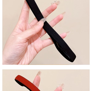 Texture détaillée de bandeaux de sport antidérapants fins en noir et rouge brique