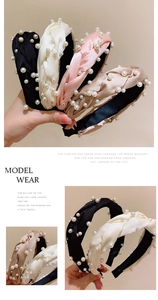 Détail de serre-têtes en satin tressé avec perles en noir, crème, rose et doré