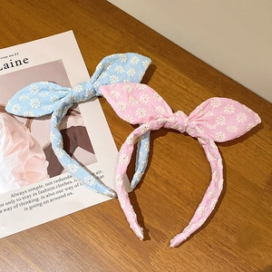 Serre-têtes oreilles de lapin avec broderie florale en rose pastel et bleu