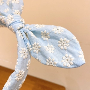 Serre-tête oreilles de lapin bleu clair avec de délicates broderies florales blanches