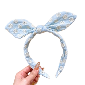 Serre-tête oreilles de lapin bleu clair avec motifs de marguerites brodées