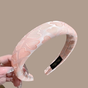 Padded light pink satin headband with jacquard heart patterns and wide-brimmed bubble design