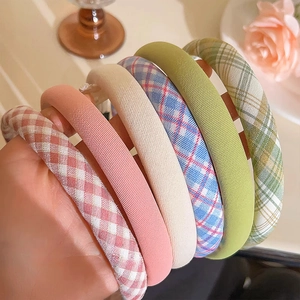 Set mit sechs süßen Haarbändern aus Stoff mit Karomuster in verschiedenen Pastellfarben