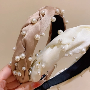 Serre-tête torsadé en satin avec perles en champagne et blanc, design tressé élégant