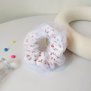 Chouchou à motif cerises avec superposition d'organza blanc et tissu double épaisseur