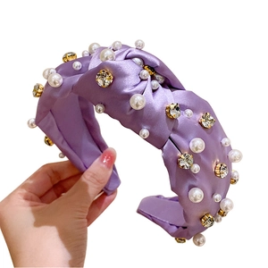 Eleganter violetter Satin-Haarreif mit Knoten, weißen Perlen und glänzenden Strasssteinen