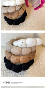 Detailansicht der dicken Cord-Haarbänder mit stilvollen schwarzen Polka-Dot-Mustern
