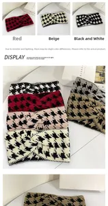 Détail de bandeaux en maille pied-de-poule doux en rouge, beige et noir élégant