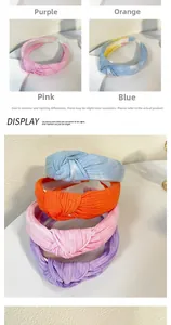 Dettaglio di fasce larghe annodate in tessuto tie-dye viola, arancione, rosa e blu