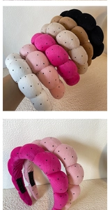 Detailansicht handgefertigter Polka-Dot-Haarreifen aus gestreiftem Stoff im Set