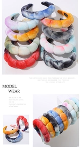 Primer plano de diadema de terciopelo tie-dye de colores con textura de felpa suave