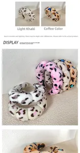 Détail de serre-têtes en peluche léopard montrant la texture et l'étiquette