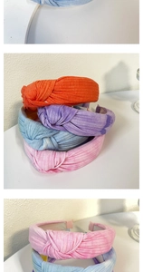 Dettaglio di fasce per capelli annodate tie-dye con trama in tessuto a maglia a coste