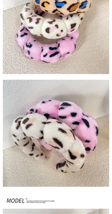 Détails de serre-têtes en peluche léopard rose et beige avec texture douce éponge