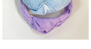 Dettaglio della trama a coste e del nodo centrale sulle fasce per capelli tie-dye