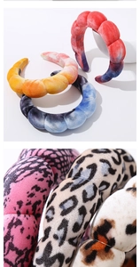 Primer plano de diademas gruesas de terciopelo con colores tie-dye y estampados de leopardo