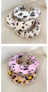 Vue détaillée de serre-têtes en peluche à motif léopard dans diverses couleurs tendance