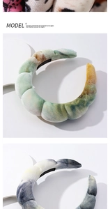 Detalle de diadema de felpa tie-dye que muestra la gruesa textura de terciopelo jaspeado