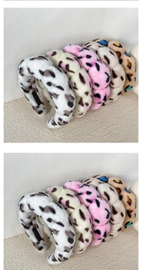 Détail de bandeaux en peluche léopard multicolores avec étiquette faite main de qualité