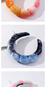 Detalle de diadema de terciopelo tie-dye hecha a mano con textura gruesa de esponja y tela