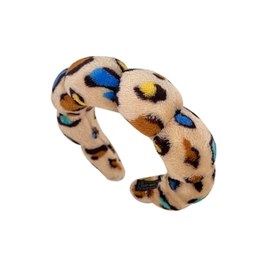Serre-tête rembourré léopard avec taches colorées sur tissu en peluche beige
