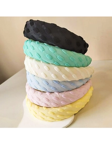 Gros plan de six serre-têtes épais en éponge aux tons pastel avec texture en tissu côtelé