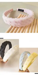 Détail de serre-têtes rembourrés tissés à la main en plusieurs couleurs pastel