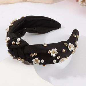 Détails du bandeau à nœud avec fleurs 3D, perles et strass brillants sur tissu noir