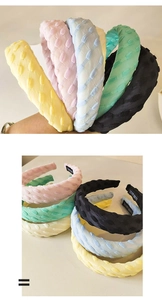 Détail de la texture damier sur serre-têtes rembourrés avec étiquette faite main colorée