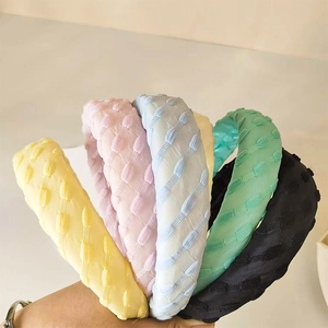Serre-têtes rembourrés unis avec tissu texturé en relief dans un lot coloré de cinq