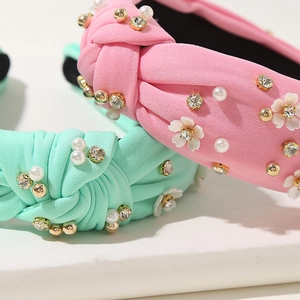 Cerchietto largo annodato con perle, strass e dettagli floreali in colori pastello