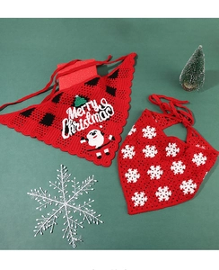 Gros plan de bandanas de Noël tricotés à la main avec motifs flocons et Père Noël