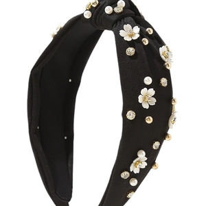 Elegante cerchietto nero annodato con fiori bianchi 3D, perle e cristalli su sfondo bianco