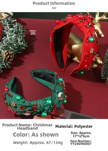 Dettaglio del cerchietto natalizio a nodo con perle e paillettes su velluto rosso scuro