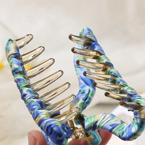 Grande pince à cheveux fleurie avec tissu bleu et jaune et cadre ambre transparent