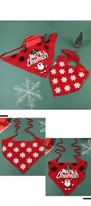 Détail d'un foulard de Noël tricoté rouge avec des motifs flocons de neige et texture douce