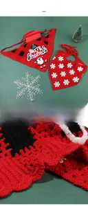 Détails de bandanas de Noël tricotés main avec broderies festives et textures de laine