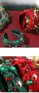Dettaglio di cerchietti natalizi in maglia con ciondoli festivi e strass colorati