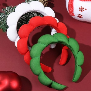 Tre cerchietti imbottiti in rosso, verde e bianco per decorazione festiva di capelli natalizi