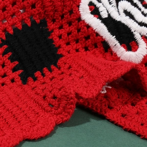 Foulard triangle de Noël au crochet fait main avec des motifs brodés festifs