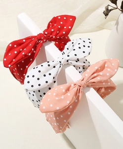 Set di tre cerchietti a pois in rosso, bianco e rosa su supporto espositivo geometrico