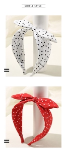 Dettaglio di cerchietti a pois carini con fiocco in tessuto bianco e rosso stile incrocio