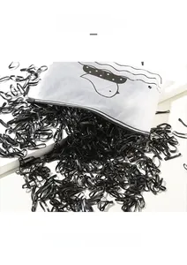 Détail de chouchous noirs élastiques avec un sac d'emballage à motif oiseau